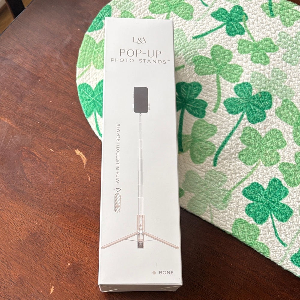 L&A Pop-Up Photo Stand with Bluetooth Remote